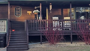 Un bâtiment en bois doté d’un porche, d’une enseigne accueillante et d’un escalier menant à l’entrée.