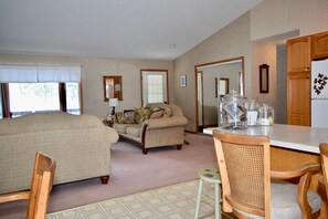 Smart TV, DVD player, stereo - Rustic house on the lake (Henning)