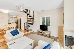 Fernseher, Kamin, Bücher