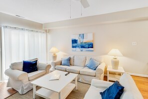 Fernseher, Kamin, Bücher