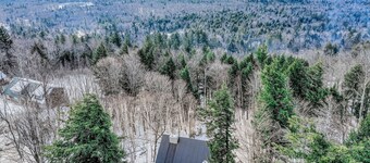 Charming retreat close to skiing with firepit, W/D, & fireplace - dog friendly