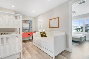 2 bedrooms, iron/ironing board, internet, bed sheets
