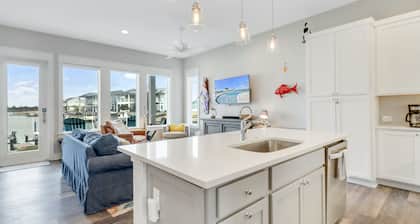 Cheerful bayfront condo with infinity pool, scenic patio, & W/D - fishing nearby