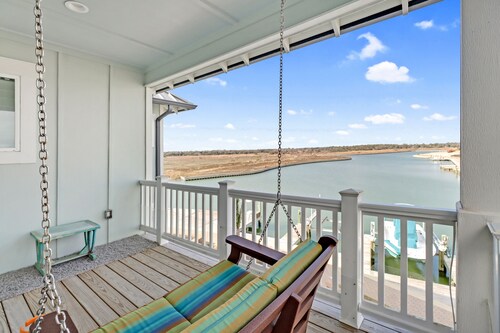 Cheerful bayfront condo with infinity pool, scenic patio, & W/D - fishing nearby