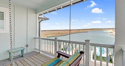 Cheerful bayfront condo with infinity pool, scenic patio, & W/D - fishing nearby