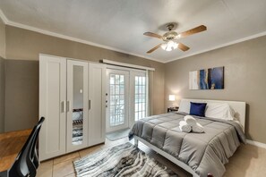 Una scrivania, ferro/asse da stiro, culla da viaggio, Wi-Fi gratuito