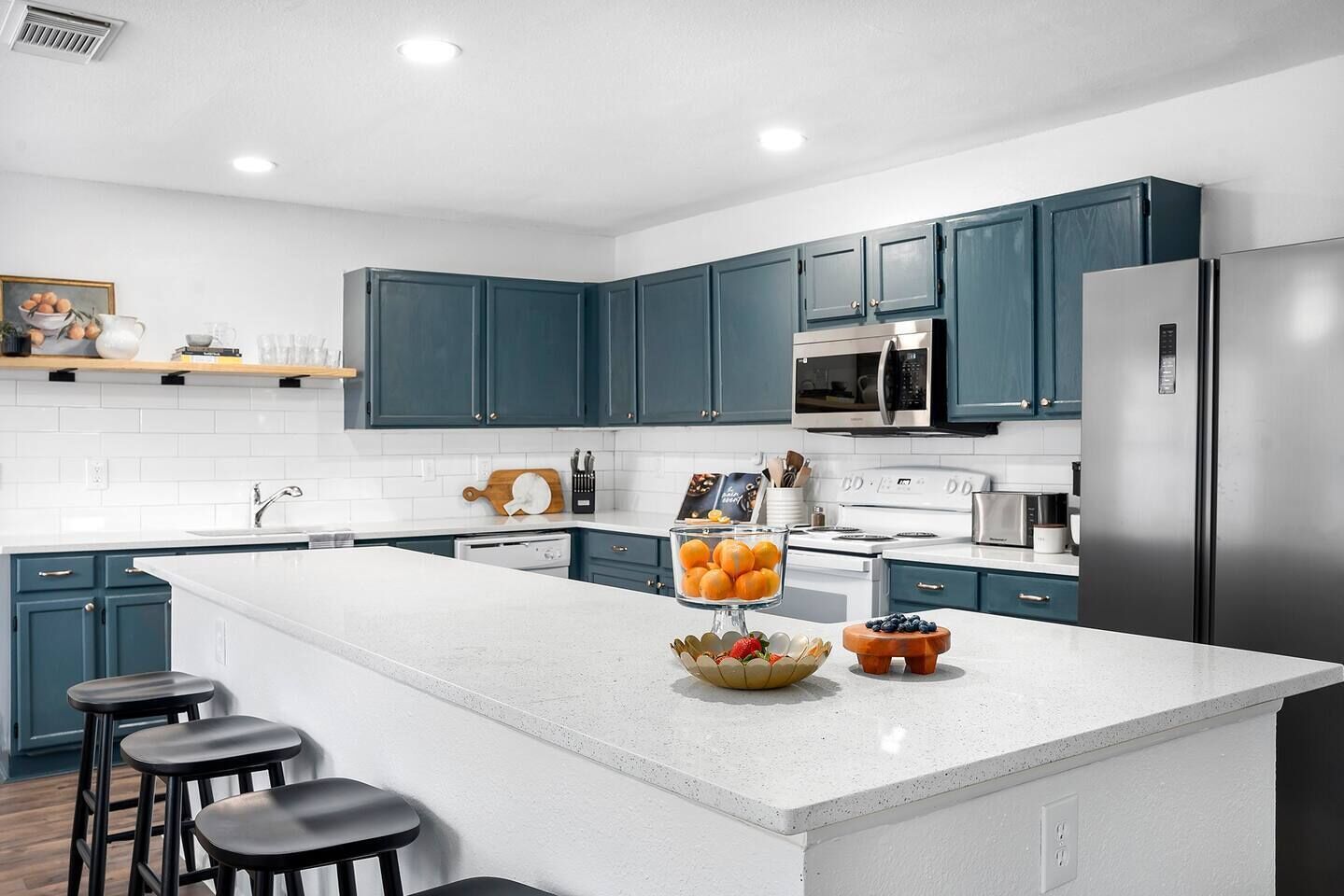 Jääkaappi, mikroaaltouuni, uuni, liesi