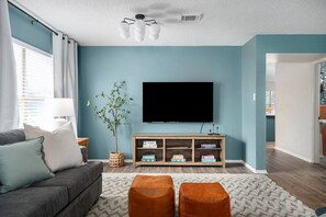 Smart TV, fireplace, books - Shady Oak Pool House San Antonio (Live Oak)