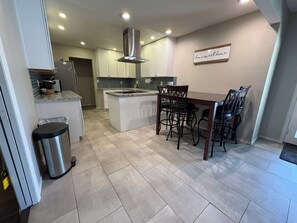 Fridge, microwave, oven, stovetop - Comfortable and fun! Pool, game room, outdoor living spaces, great location ++++ (Phoenix)