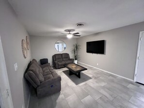 Smart TV, fireplace, DVD player, stereo - Comfortable and fun! Pool, game room, outdoor living spaces, great location ++++ (Phoenix)