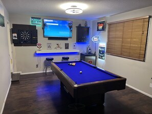 Games room - Comfortable and fun! Pool, game room, outdoor living spaces, great location ++++ (Phoenix)