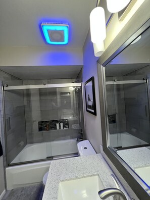 Shower, hair dryer, bidet, towels - Comfortable and fun! Pool, game room, outdoor living spaces, great location ++++ (Phoenix)