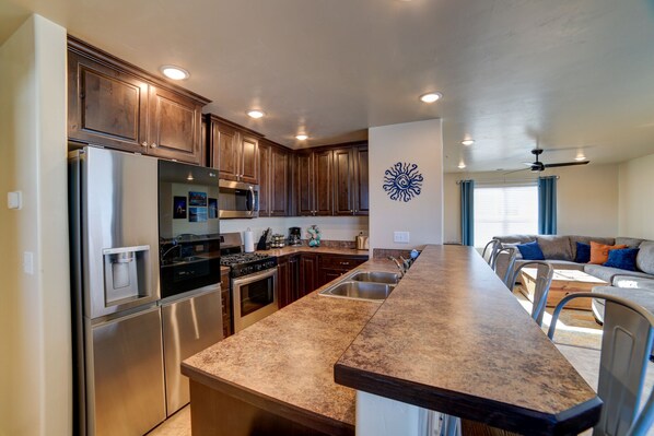 Refrigerador, microondas, horno y parrilla de estufa