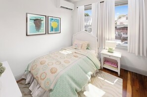 6 bedrooms, WiFi, bed sheets - Brand new 6 bedroom house close to JFK and LGA  airport. (Queens)