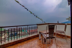 Superior Room | Balcony - Muscatel Grand Silkroute 300 Mts MG Marg (Gangtok)