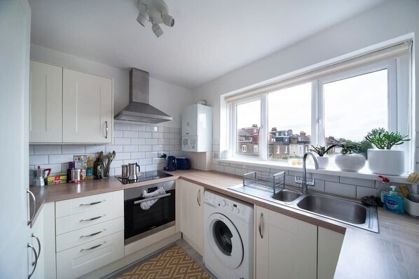 Fridge, oven, stovetop, coffee/tea maker