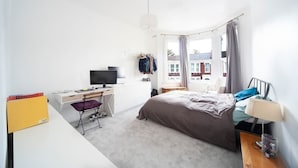 A bedroom with a bed, desk, chair, and a TV. - Lovely 1Bed Flat - Green Lanes - Spacious and Quiet (Greater London)