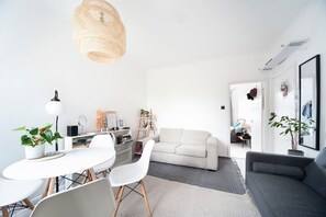 Computer monitors - Lovely 1Bed Flat - Green Lanes - Spacious and Quiet (Greater London)