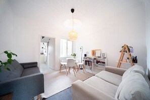 Computer monitors - Lovely 1Bed Flat - Green Lanes - Spacious and Quiet (Greater London)