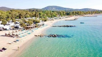 Una spiaggia nelle vicinanze