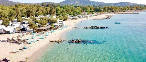 Una spiaggia nelle vicinanze