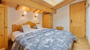 2 bedrooms, iron/ironing board, WiFi (free), bed sheets
