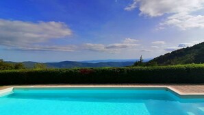 A swimming pool with a view of distant mountains and a clear sky. - Panoramic small house with private pool, situated in the hills above Cortona. Set in a quiet and sec (Cortona)
