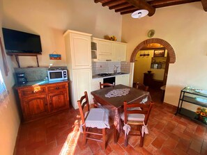 Dining - Panoramic small house with private pool, situated in the hills above Cortona. Set in a quiet and sec (Cortona)