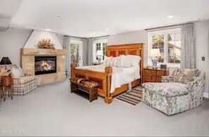 5 bedrooms, desk, WiFi, bed sheets