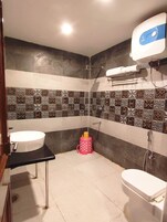 Ducha, artículos de tocador gratuitos, toallas, jabón