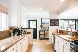 Private kitchen - Cozy 3 Bedroom, 2 bath in CDM Village. Walk to all beaches and local restaurants (Newport Beach)