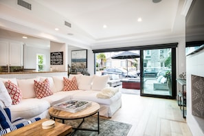 Interior - Cozy 3 Bedroom, 2 bath in CDM Village. Walk to all beaches and local restaurants (Newport Beach)