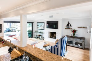 Interior - Cozy 3 Bedroom, 2 bath in CDM Village. Walk to all beaches and local restaurants (Newport Beach)