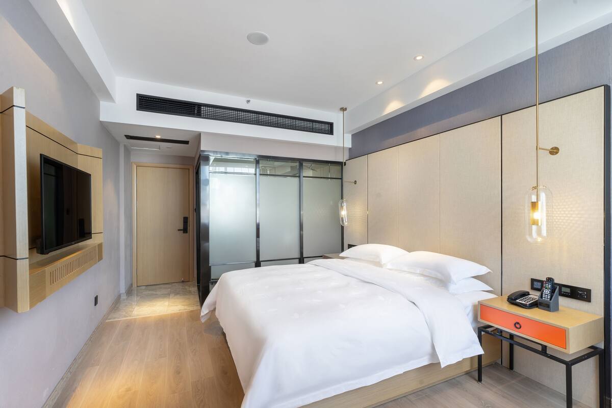 ห้องคอมฟอร์ทดับเบิล | เครื่องนอนระดับพรีเมียม, ผ้านวมขนเป็ด, มินิบาร์, โต๊ะทำงาน