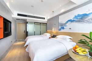 Ropa de cama de alta calidad, cubrecamas, minibar y escritorio