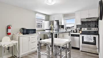 Een koelkast, een microgolfoven, een oven, een kookplaat