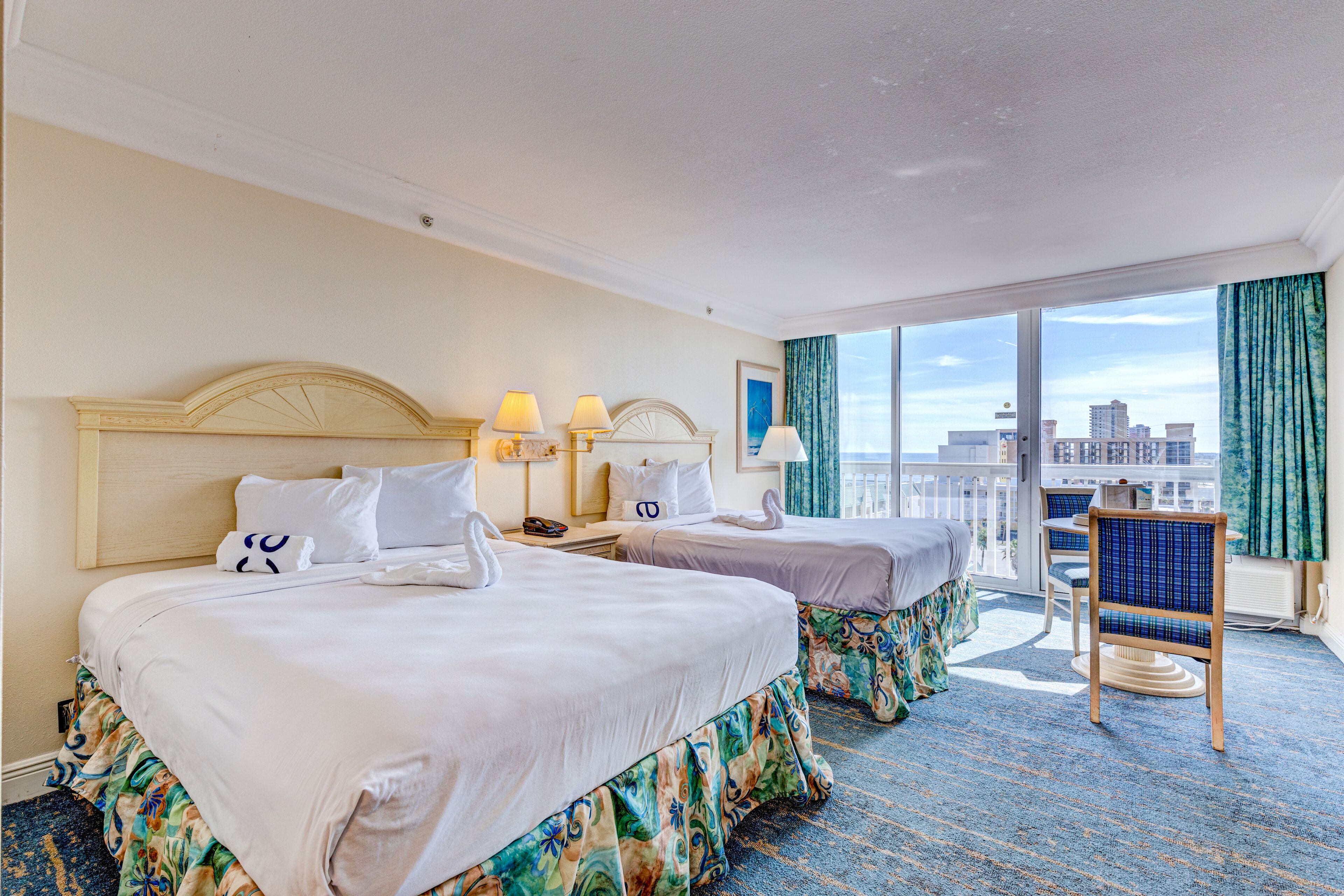 Ocean-view studio with kitchenette, gym & fast WiFi