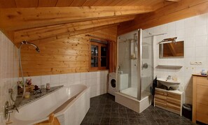 Badewanne, Haartrockner, Handtücher