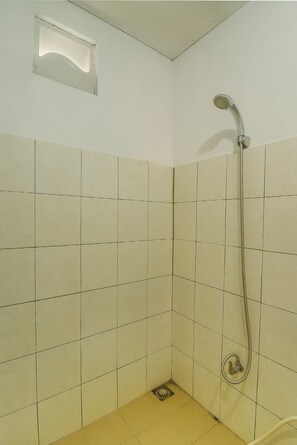 Habitación doble Deluxe | Baño | Regadera, regadera tipo lluvia, toallas, papel de baño 