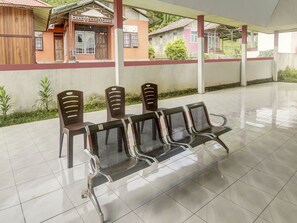 Lobby sitting area - Hotel O Desa Wisata Marinsow Near Gereja Pantekosta Marinsow (Manado)