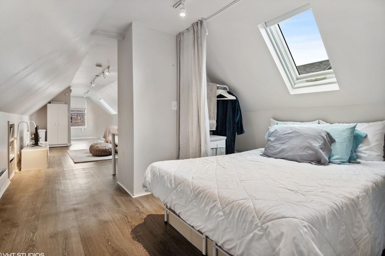 3 bedrooms, desk, iron/ironing board, travel crib