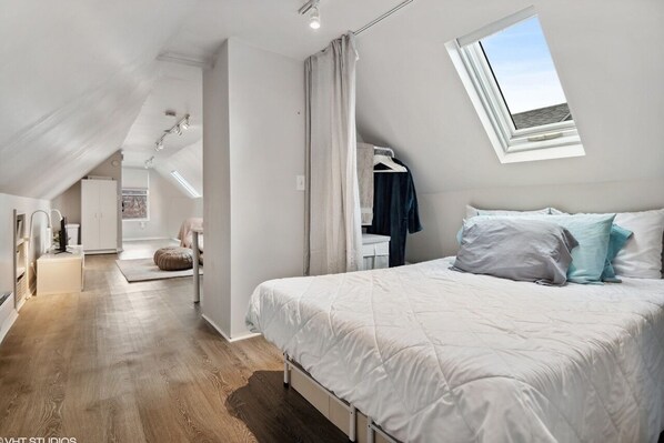 3 bedrooms, desk, iron/ironing board, travel crib - Light and bright 3BD duplex in Avondale, Chicago (Chicago)