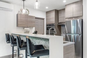 Réfrigérateur, four à micro-ondes, un four, surface de cuisson