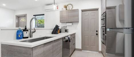 Réfrigérateur, micro-ondes, four, plaque de cuisson