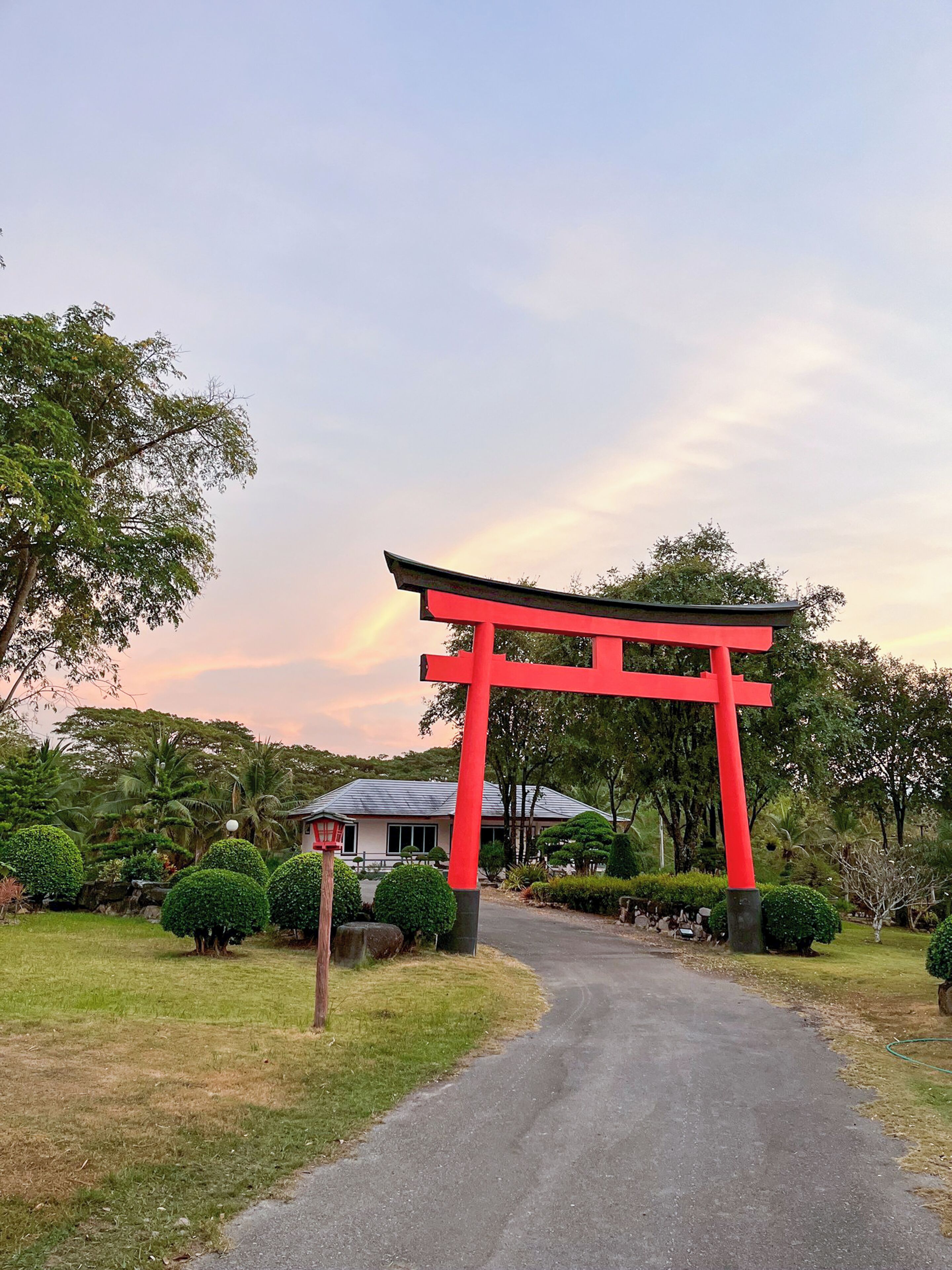 Een pad dat leidt naar een traditionele Japanse torii-poort.
