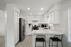 Réfrigérateur, four à micro-ondes, un four, surface de cuisson