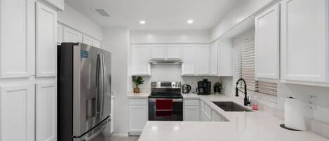 Geladeira, micro-ondas, fogão, cooktop