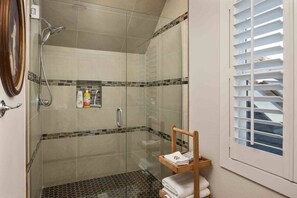 Bruser, hårtørrer, håndklæder, Shampoo