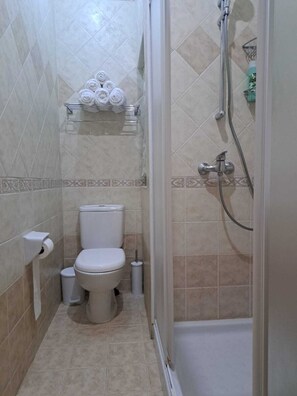 Chuveiro, produtos de toalete grátis, secador de cabelo