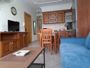 Smart TV - Seafront Apartment in St Paul's Bay (San Pawl il-Baħar)